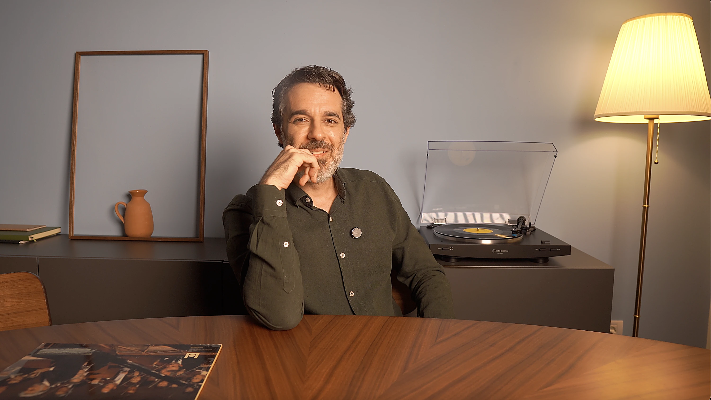 Felipe Scagliusi conduzindo uma explicação sobre escuta