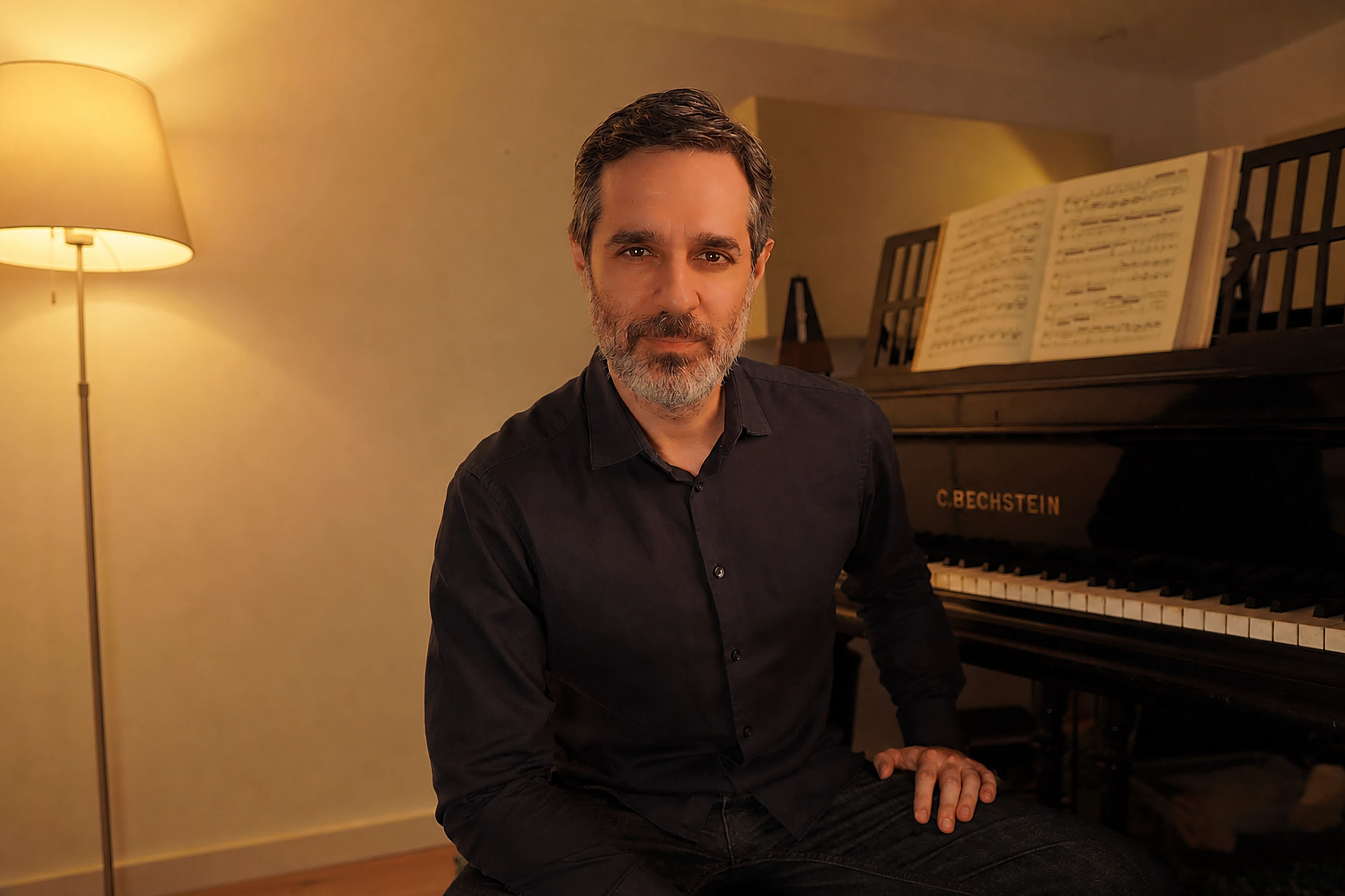Felipe Scagliusi ao lado do piano